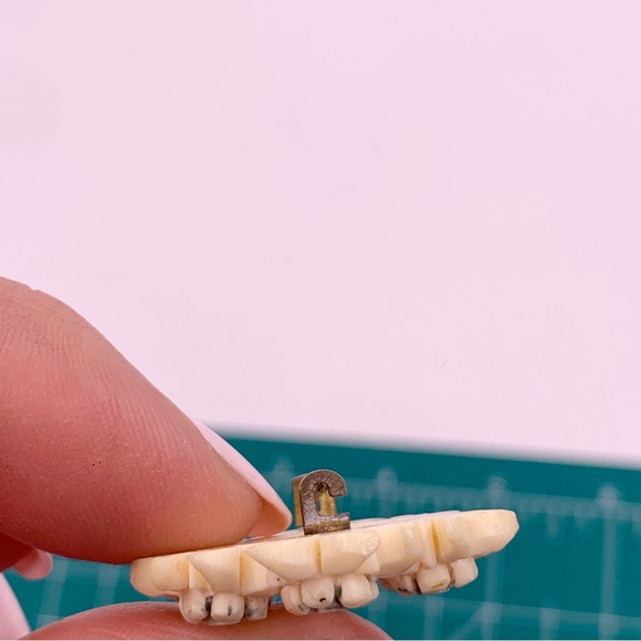 Antique C clasp carved bovine bone flower circle wreath brooch pin green - Picture 8 of 8